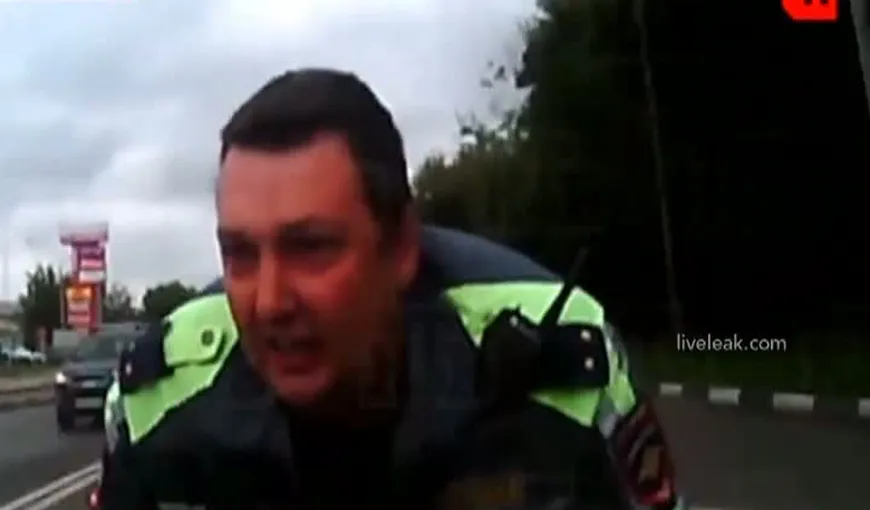Pasager fără voie. Un poliţist a fost „plimbat” pe capotă, prin Moscova, de un şofer furios VIDEO