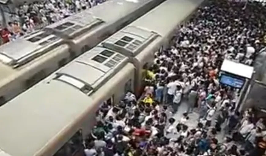 Imagini INCREDIBILE: Ce se întâmplă la ora de vârf, într-o staţie de metrou din Beijing VIDEO