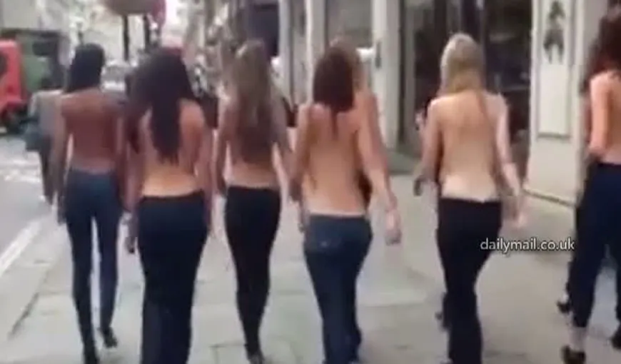 Modelele londoneze au defilat pe străzile Londrei cu sutiene… invizibile VIDEO