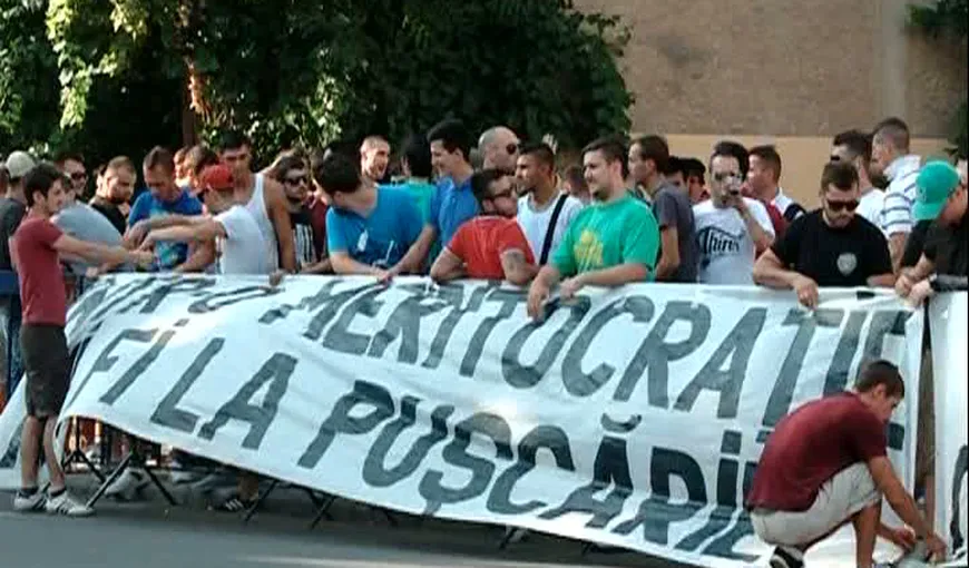 Protest al suporterilor echipei Rapid în faţa sediului FRF VIDEO