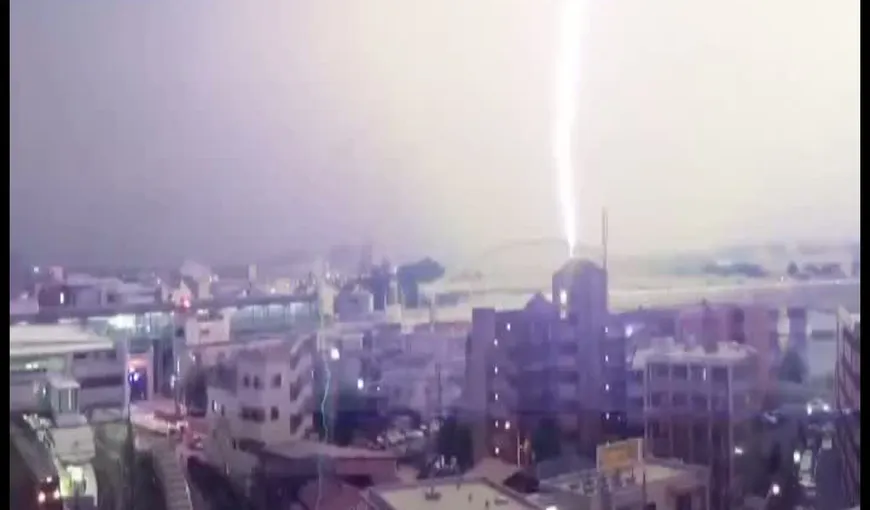 Imagini spectaculoase: Un tren japonez, lovit de mai multe fulgere VIDEO