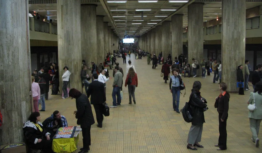 O femeie s-a aruncat în faţa metroului în staţia Piaţa Unirii
