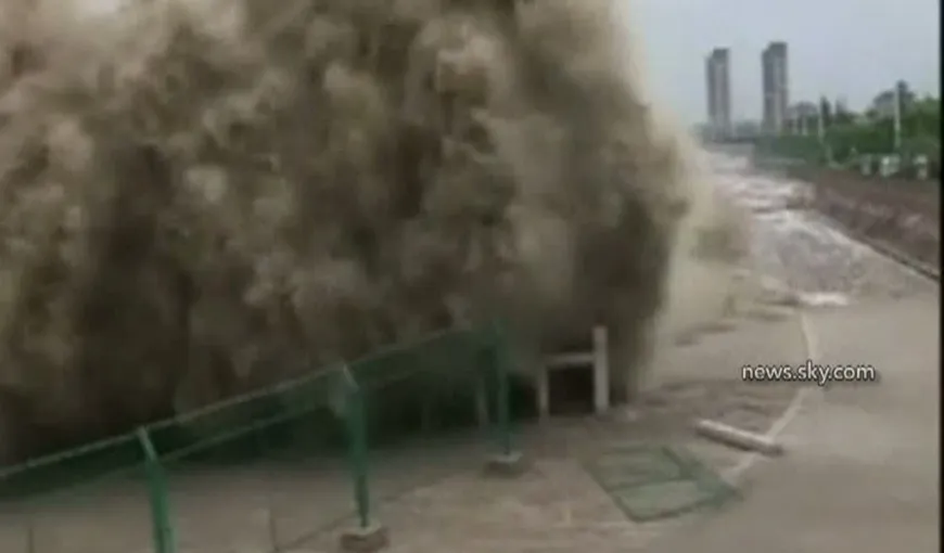 Val URIAŞ pe râu în China. 30 de persoane au fost rănite VIDEO