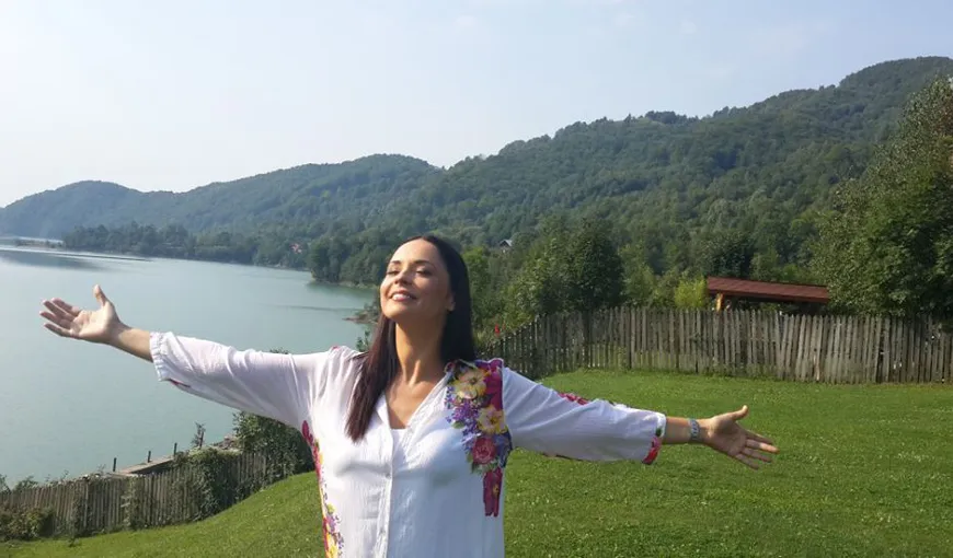 Andreea Marin şi iubitul turc, surprinşi în ipostaze tandre la casa ei de vacanţă FOTO