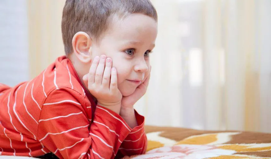 Suferinţă cumplită a unui băiat de 4 ani: Copilul nu are voie să râdă sau să plângă