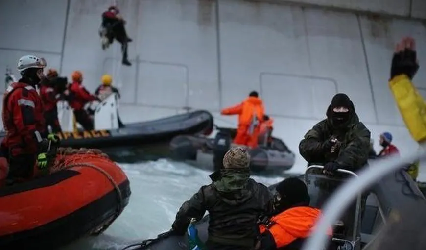 Militanţi Greenpeace au escaladat o platformă Gazprom din Oceanul Arctic