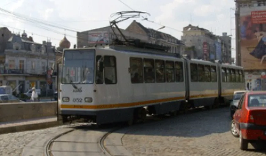 Peste 30 de persoane au protestat în tramvaiul 21, din Bucureşti, faţă de proiectul Roşia Montană