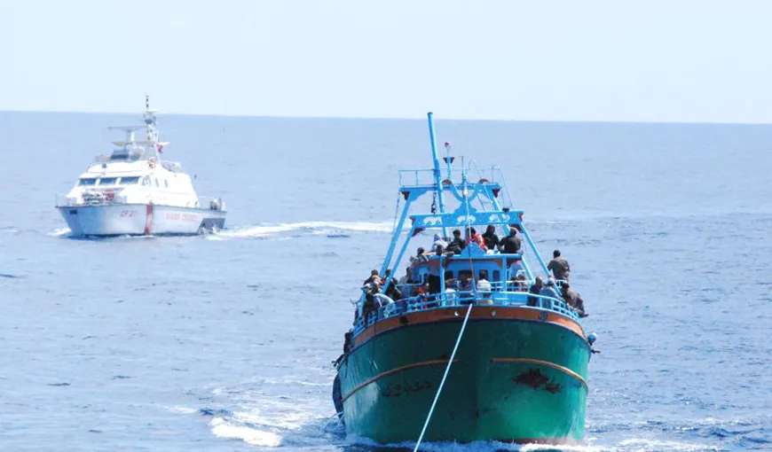 O navă românească a salvat o barcă cu 300 de imigranţi. La bord era şi o femeie decedată