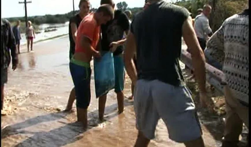 Inundaţii în Galaţi. Oamenii au ieşit pe străzi pentru a strânge peştii VIDEO