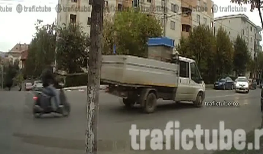 Un scuterist neatent se izbeşte violent de o maşină VIDEO