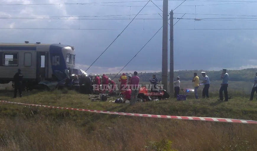 CARNAGIU la Iaşi. 11 oameni AU MURIT, după ce un tren a lovit în plin o maşină VIDEO