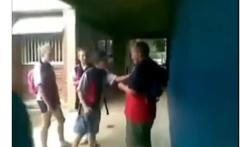 Bătaie ca-n filme în curtea şcolii: Ce păţeşte un şmecheraş care se ia de „fraierul şcolii” VIDEO