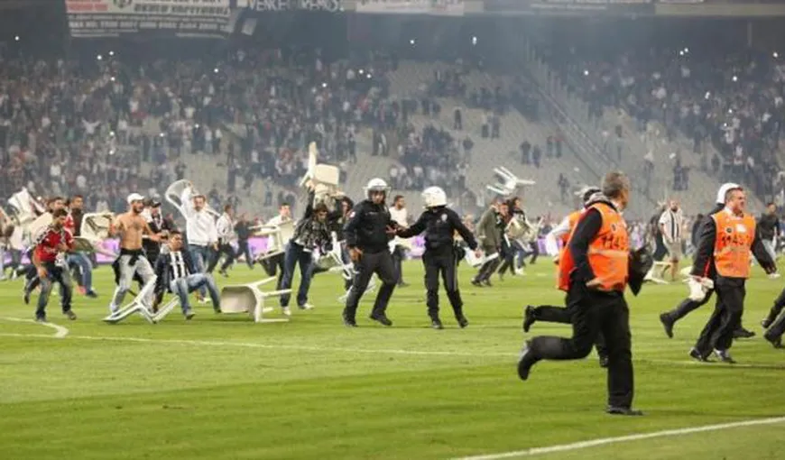 Război pe stadion, la Istanbul. Derby-ul Beşiktaş – Galata, suspendat din cauza suporterilor VIDEO