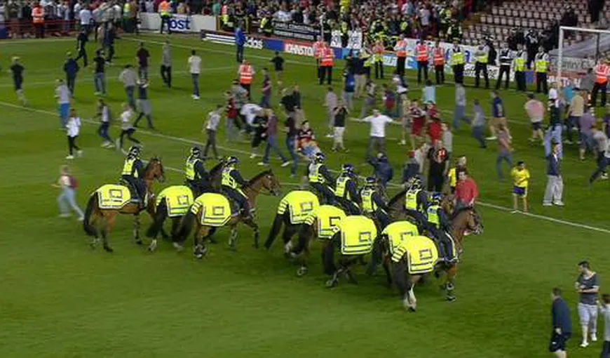 Haos pe terenul de fotbal: Fanii s-au luat la bătaie, după meci VIDEO