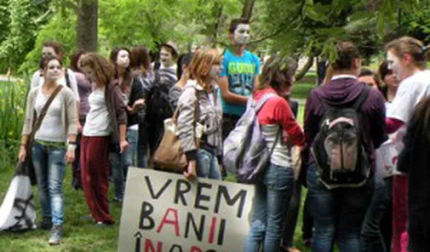 Peste 300 de elevi din Covasna au protestat în faţa mai multor şcoli, cerând decontarea navetei