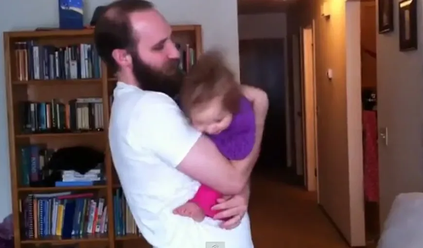 Cum reacţionează o fetiţă după ce tatăl ei îşi rade barba VIDEO