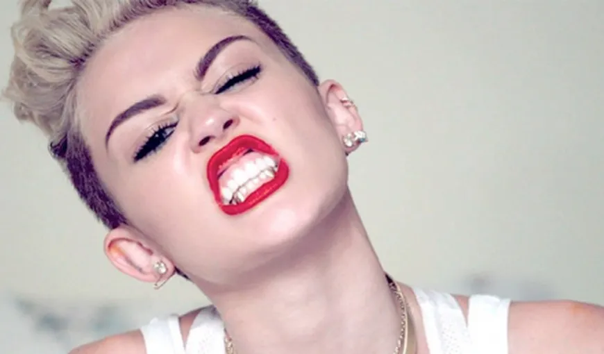 Miley Cyrus nu se dezice: Apare COMPLET DEZBRĂCATĂ în noul ei videoclip