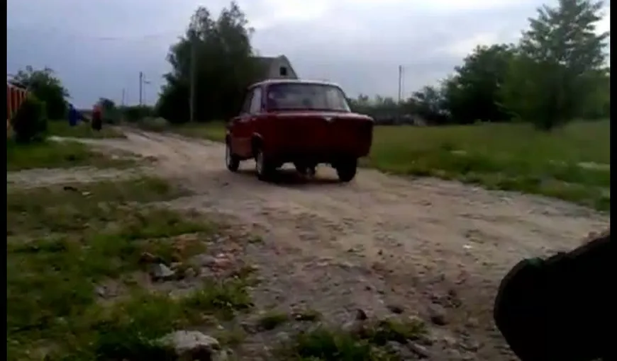 Flinstones de Rusia. Doi tineri se deplasează cu maşina ca în Epoca de Piatră VIDEO