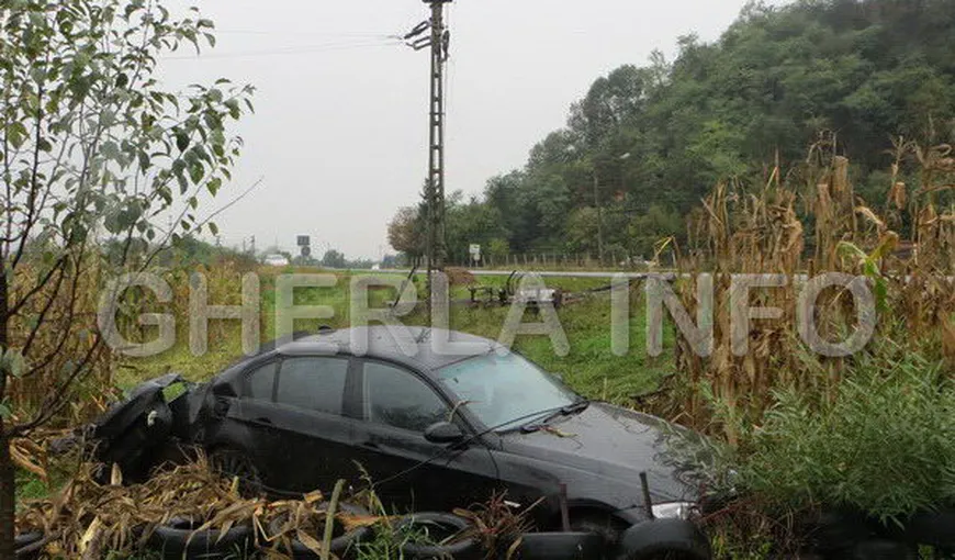 ACCIDENT GRAV în Gherla. Un BMW a rupt un stâlp de înaltă tensiune, mii de oameni au rămas fără curent