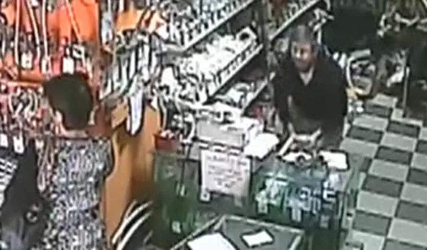 CÂT TUPEU! O familie de hoţi a fost filmată în acţiune într-un magazin din Focşani. IMAGINI INCREDIBILE