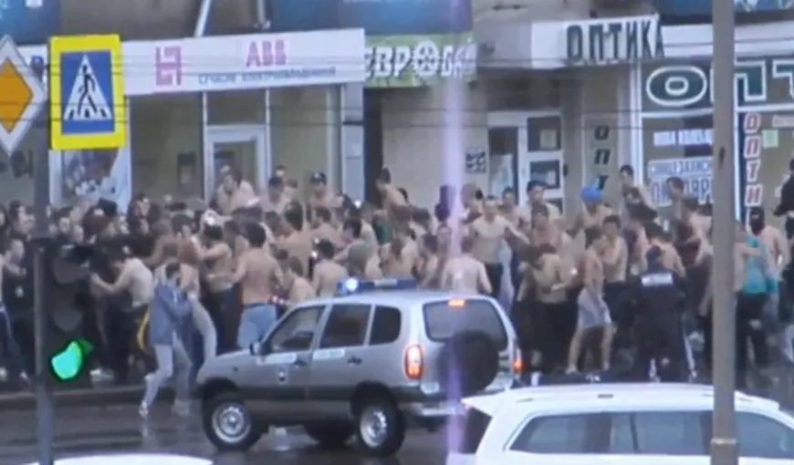 Lupte de stradă la Kiev: Suporterii unor echipe de fotbal s-au luat la bătaie