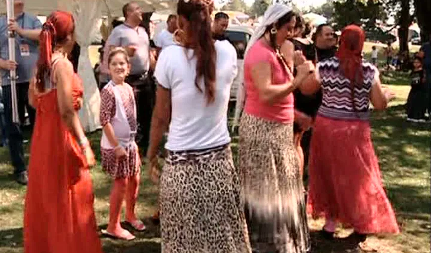 SCANDALOS. Copile de numai câţiva ani, LOGODITE în timpul sărbătorii romilor de la Costeşti VIDEO
