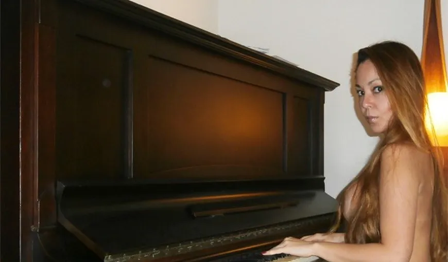 Încălzită de fotbal. Suzy Pianista cântă topless imnul lui Corinthians VIDEO