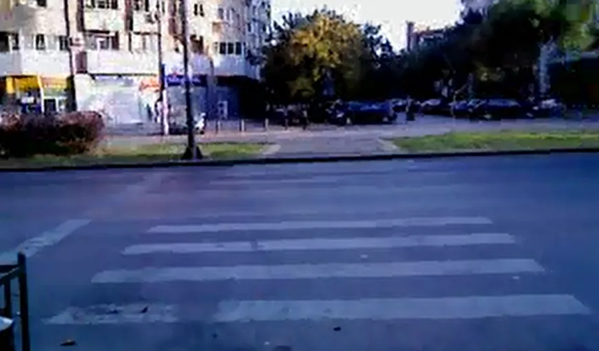 ŞTIREA TA: Un bărbat, aproape călcat de maşină chiar pe trecerea de pietoni VIDEO