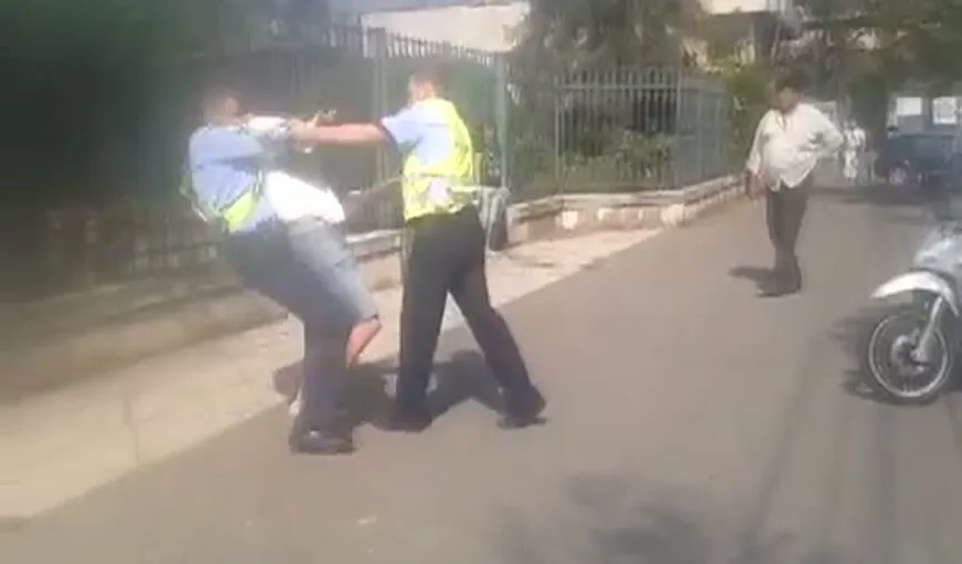 Un SCANDALAGIU din Timişoara a fost pus la PĂMÂNT de POLIŢIŞTI după ce a devenit recalcitrant VIDEO