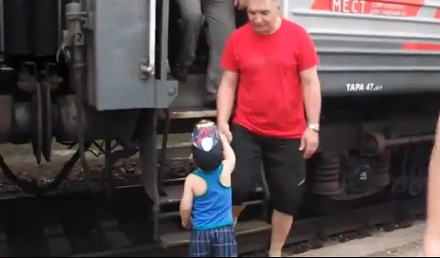 Cel mai politicos copil din lume. Cum salută un băieţel toţi călătorii dintr-un tren VIDEO