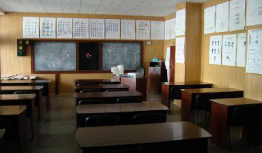 Sute de elevi din Dolj s-au întors la şcoală cu păduchi şi râie
