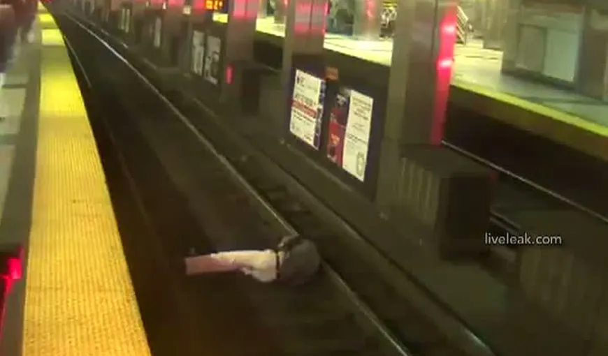 Şi-a băut minţile, dar a avut zile. Un beţiv căzut pe şinele de metrou a fost salvat de pasageri VIDEO