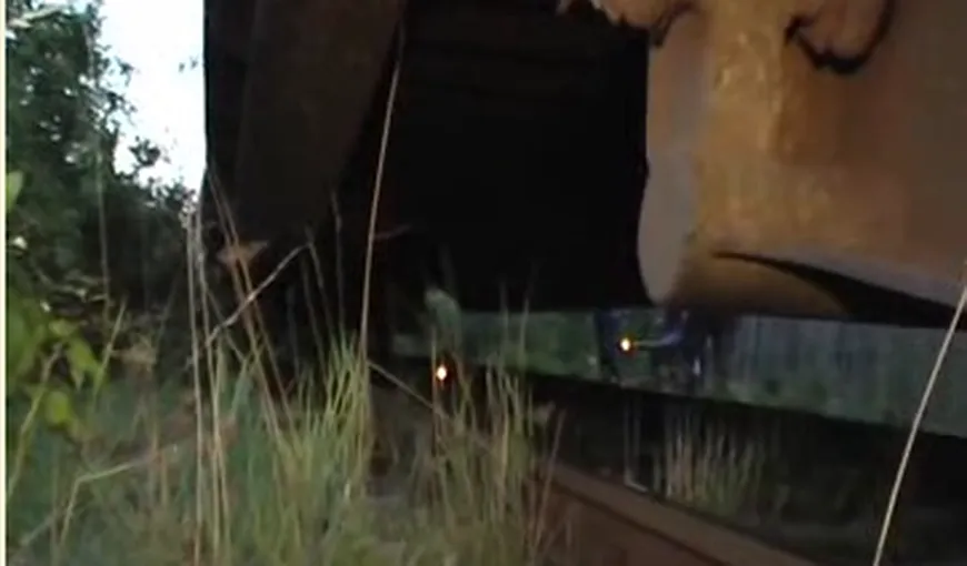 Sfârşit TRAGIC. Un bărbat a fost călcat de tren, după ce a căzut din greşeală pe şinele de cale ferată