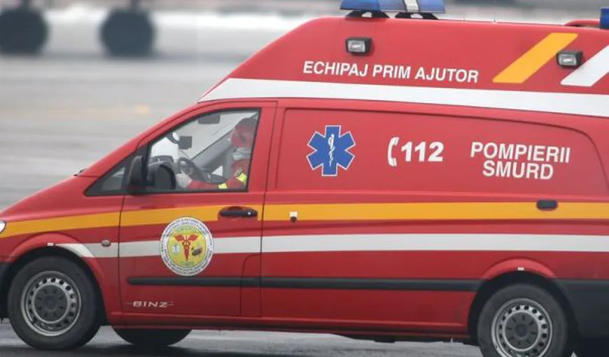 ACCIDENT cu un mort şi trei răniţi, după ce o maşină a intrat într-un autotren