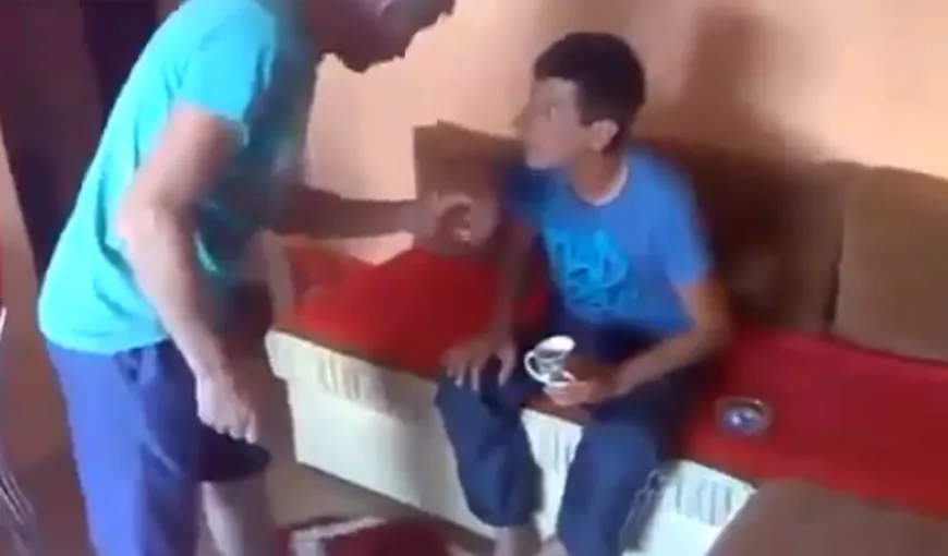 Un filmuleţ din România, viral pe internet: Un tată îşi loveşte fiul mai ceva ca Jackie Chan VIDEO