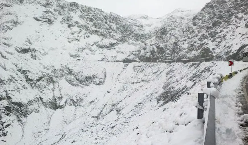 Turişti blocaţi pe Transfăgărăşan. Maşinile lor nu mai pot înainta din cauza zăpezii