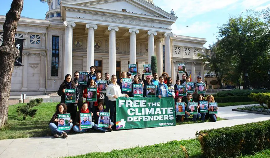 Protest Greenpeace de solidaritate în Bucureşti pentru eliberarea activiştilor organizaţiei reţinuţi în Rusia