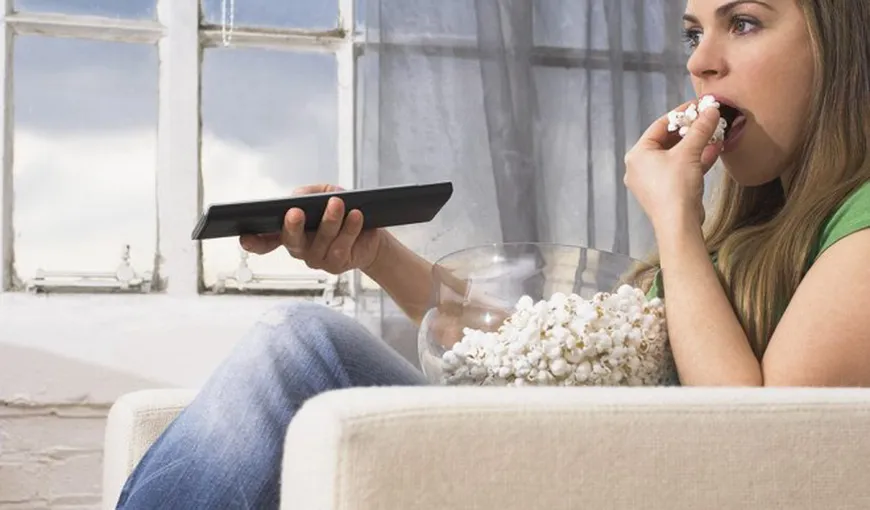 Cum să combaţi reclamele de la TV: Mănâncă floricele de porumb