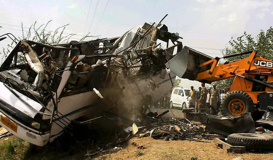 Accident de autobuz în sudul Indiei: Cel puţin 44 de morţi, majoritatea copii
