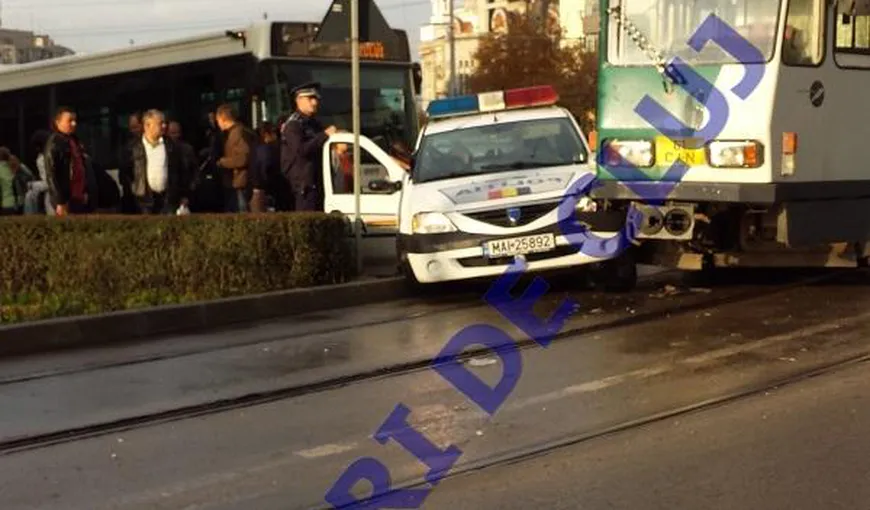 O maşină de poliţie din Cluj s-a tamponat cu un tramvai