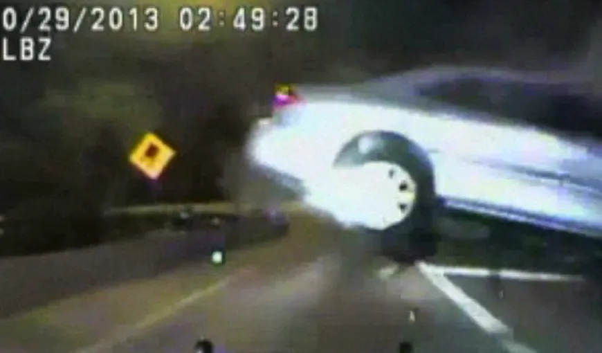 Urmărire ca în filme în SUA: Şoferul a pierdut controlul volanului şi a intrat în parapet VIDEO