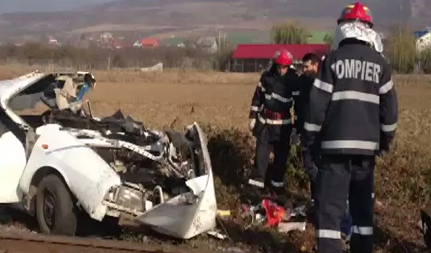 Şoferul rănit în accidentul feroviar din Argeş a murit. Centura i se blocase şi nu a putut ieşi din maşină
