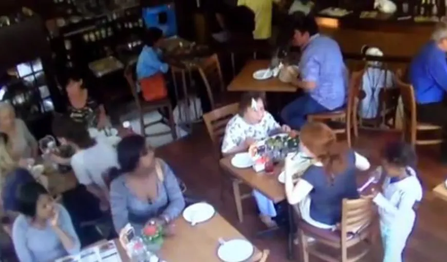 Incredibil: O fetiţă fură din geanta unei femei chiar sub privirea mamei sale VIDEO