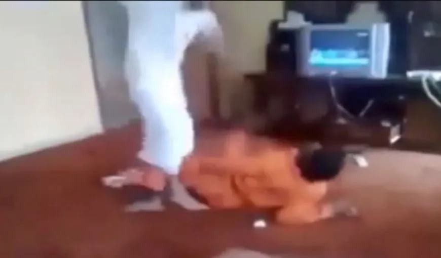 Un SOŢ ARAB bate un asiatic cu o CUREA după un gest NECUVENIT al acestuia asupra soţiei. Vezi ce a făcut VIDEO