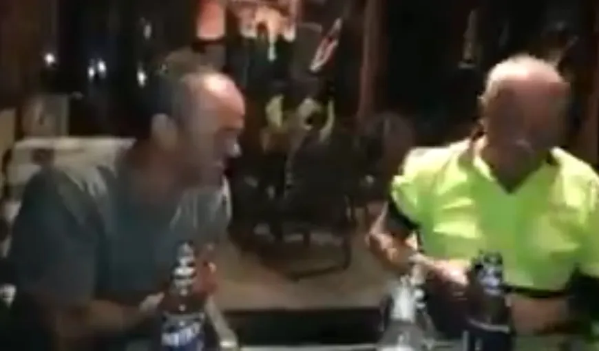 Alcoolul te poate ELECTROCUTA: Vezi modul INCONŞTIENT în care doi bărbaţi BEŢI se distrează într-un BAR VIDEO