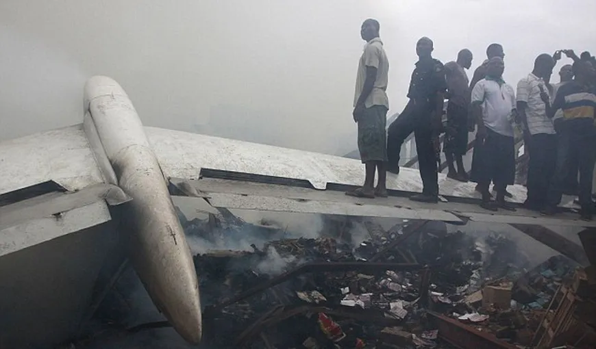 Cel puţin 14 morţi pe aeroportul din Lagos, în urma prăbuşirii la decolare a unui avion