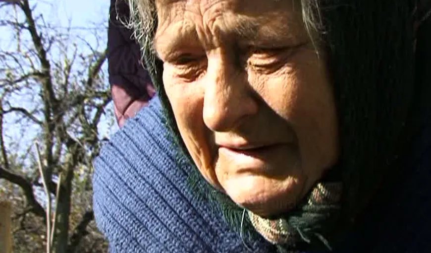 Poveste CUTREMURĂTOARE cu doi oameni INFIRMI. O bătrână şi fiul ei, în condiţii inumane după ce le-a ars casa