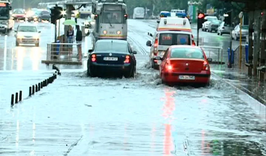 VREME de COŞMAR în Capitală: Trafic PARALIZAT, copaci rupţi, maşini distruse şi străzi inundate