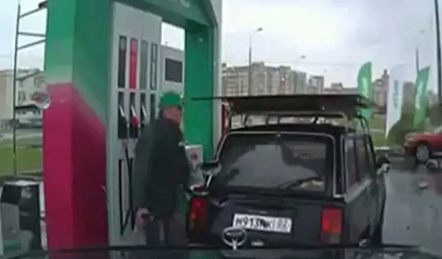 Dans incredibil într-o benzinărie: Un angajat face breakdance în timp ce umple rezervorul VIDEO