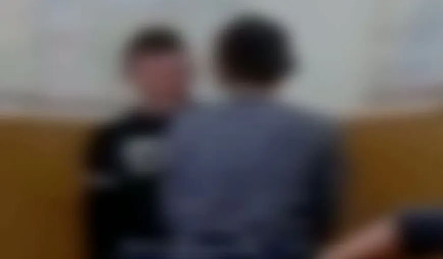 BĂTAIE ÎN CLASĂ. Doi elevi se lovesc cu PUMNII la îndemnul unui profesor VIDEO